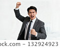 商人揮拳慶祝成功 132924923