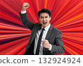 商人揮拳慶祝勝利 / 動力、成功、挑戰、活力 專注線 01 132924924