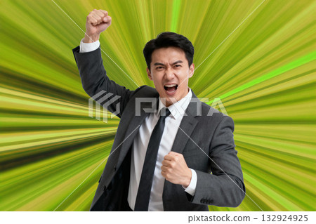 商人揮拳慶祝勝利 / 動力、成功、挑戰、活力 專注線 02 商人揮拳慶祝勝利 / 動力、成功、挑戰、活力 專注線 02 132924925
