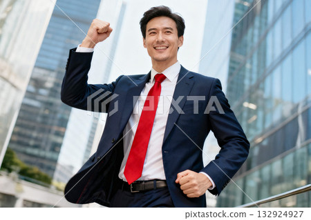 商人揮拳慶祝,象徵成功 商人揮拳慶祝,象徵成功 132924927