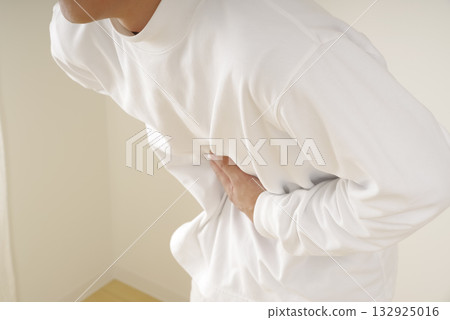 中年男子胃痛 132925016
