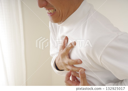 一名中年男子突發癲癇後，痛苦地摀著胸口 132925017