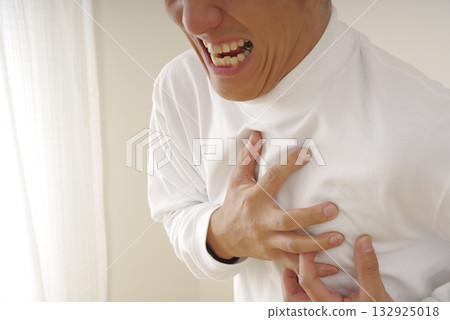 一名中年男子突發癲癇後，痛苦地摀著胸口 132925018