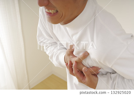 一名中年男子突發癲癇後,痛苦地摀著胸口 一名中年男子突發癲癇後,痛苦地摀著胸口 132925020