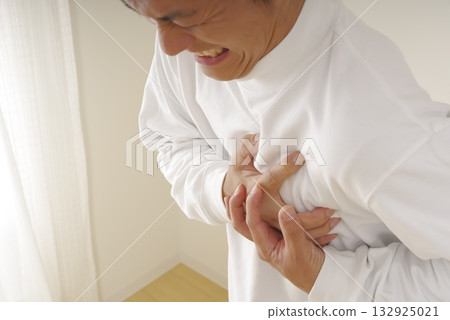 一名中年男子突發癲癇後，痛苦地摀著胸口 132925021