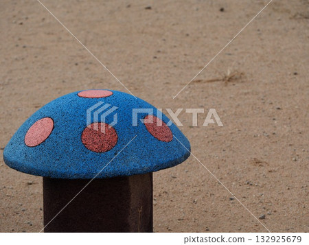 雨後濕漉漉的蘑菇形遊樂場設施和公園景色 132925679