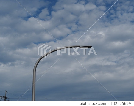 一幅簡單的畫面：一盞路燈漂浮在藍天白雲之間。 132925699