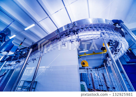 The plastic bottle blowing machine. PET preforms for blowing of plastic bottles 132925981