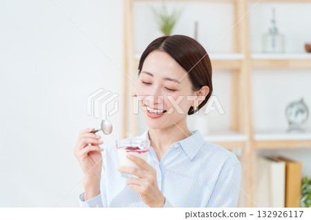 早餐吃酸奶的女人 132926117