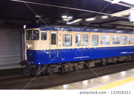 Rapid Musashino train of 115 series train (Yokosuka color, M40 formation) departing Hachioji Station at night, photographed on 2010/12/2 132926311