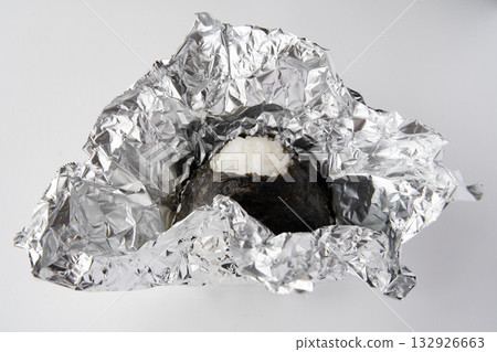 用鋁箔紙包裹的飯糰 132926663