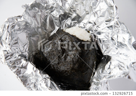用鋁箔紙包裹的飯糰 用鋁箔紙包裹的飯糰 132926715