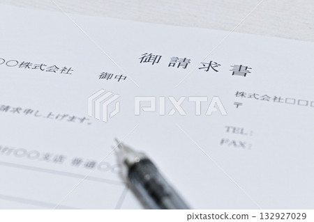 一張有鋼筆的日本發票照片。 一張有鋼筆的日本發票照片。 132927029