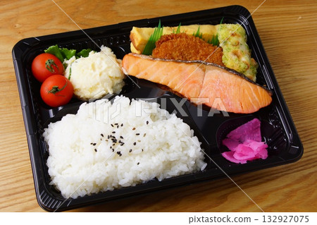 三文魚便當日本料理 三文魚便當日本料理 132927075