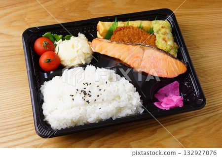 三文魚便當日本料理 三文魚便當日本料理 132927076