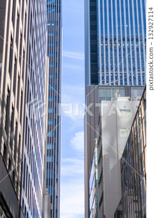 透過樓宇間的縫隙可以看到天空。 132927114