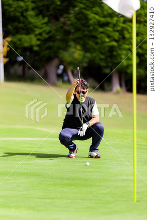 A middle-aged Japanese man enjoying golf 132927410