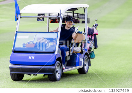 一位中年日本男子正在享受高爾夫運動 132927459