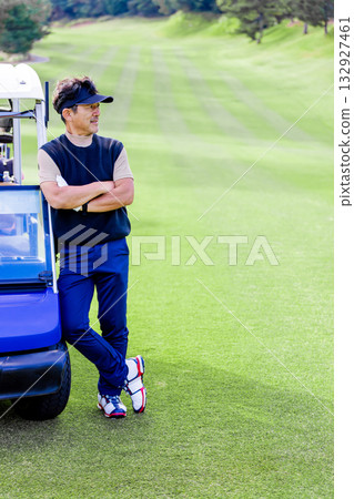 一位中年日本男子正在享受高爾夫運動 一位中年日本男子正在享受高爾夫運動 132927461