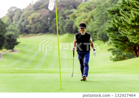 A middle-aged Japanese man enjoying golf 132927464