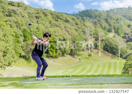 A middle-aged Japanese man enjoying golf 132927547