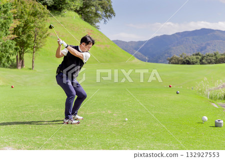 一位中年日本男子正在享受高爾夫運動 132927553