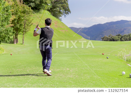 一位中年日本男子正在享受高爾夫運動 132927554