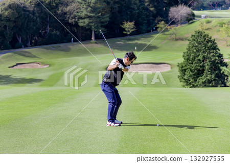 A middle-aged Japanese man enjoying golf 132927555