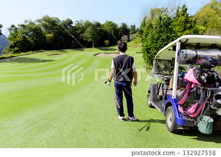 A middle-aged Japanese man enjoying golf 132927558