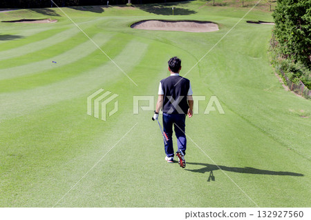 一位中年日本男子正在享受高爾夫運動 132927560