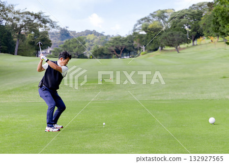 一位中年日本男子正在享受高爾夫運動 一位中年日本男子正在享受高爾夫運動 132927565