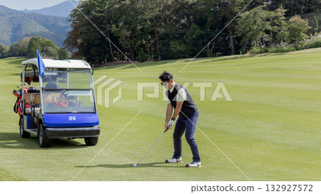 一位中年日本男子正在享受高爾夫運動 132927572