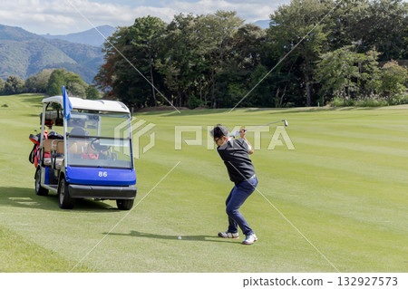 A middle-aged Japanese man enjoying golf 132927573