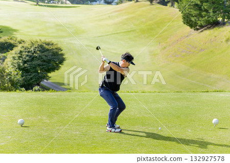 一位中年日本男子正在享受高爾夫運動 132927578