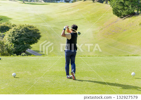 一位中年日本男子正在享受高爾夫運動 132927579
