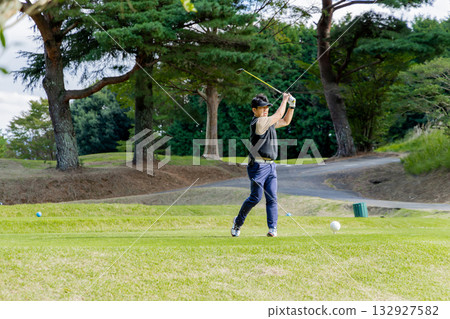 一位中年日本男子正在享受高爾夫運動 132927582
