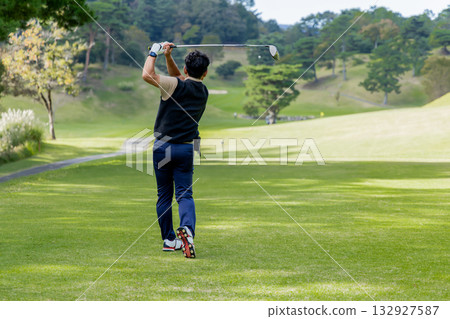 一位中年日本男子正在享受高爾夫運動 一位中年日本男子正在享受高爾夫運動 132927587