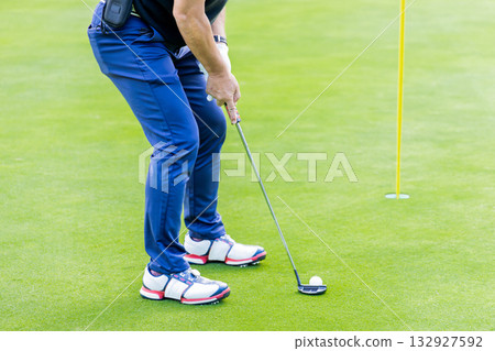 A middle-aged Japanese man enjoying golf 132927592
