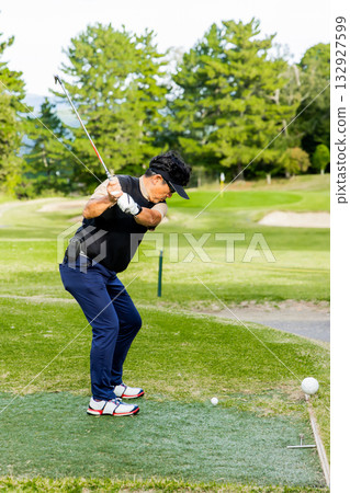 一位中年日本男子正在享受高爾夫運動 132927599