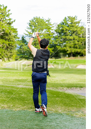 A middle-aged Japanese man enjoying golf 132927600