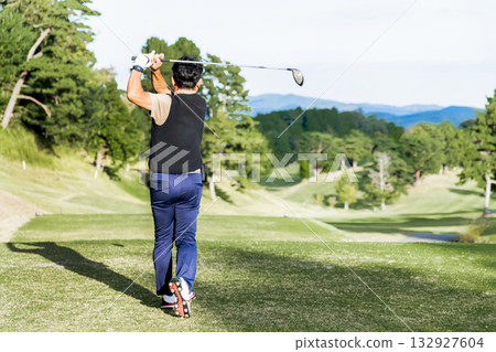一位中年日本男子正在享受高爾夫運動 132927604
