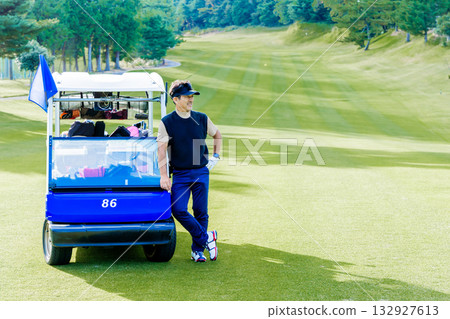 A middle-aged Japanese man enjoying golf 132927613