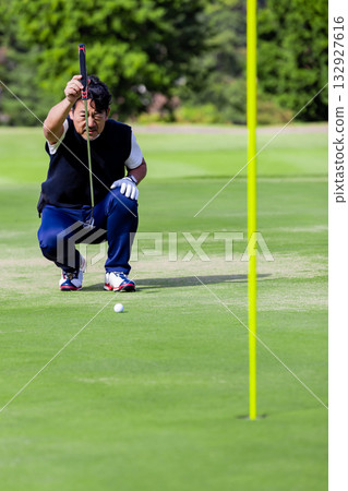 A middle-aged Japanese man enjoying golf 132927616