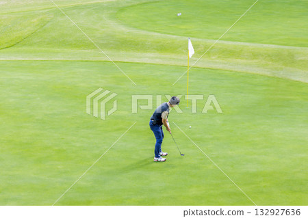 A middle-aged Japanese man enjoying golf 132927636