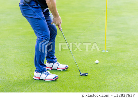 一位中年日本男子正在享受高爾夫運動 一位中年日本男子正在享受高爾夫運動 132927637