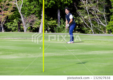 一位中年日本男子正在享受高爾夫運動 132927638