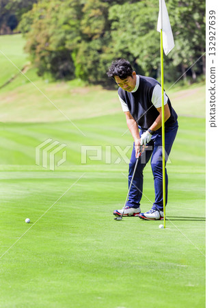 一位中年日本男子正在享受高爾夫運動 132927639
