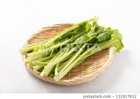 Turnip leaves 132927652