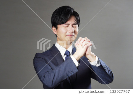 商人懇求黑色背景 132927767