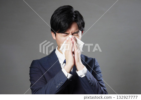 商人擤鼻涕黑色背景 132927777